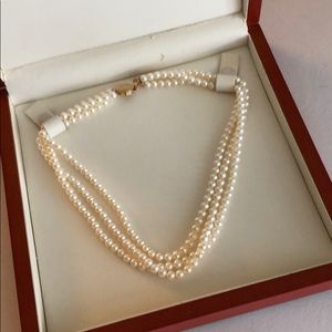 Women’s 3 tier pearl necklace